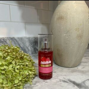 Bath & Body Works Strawberry Pound Cake Fragrance Mist - Red/Pink